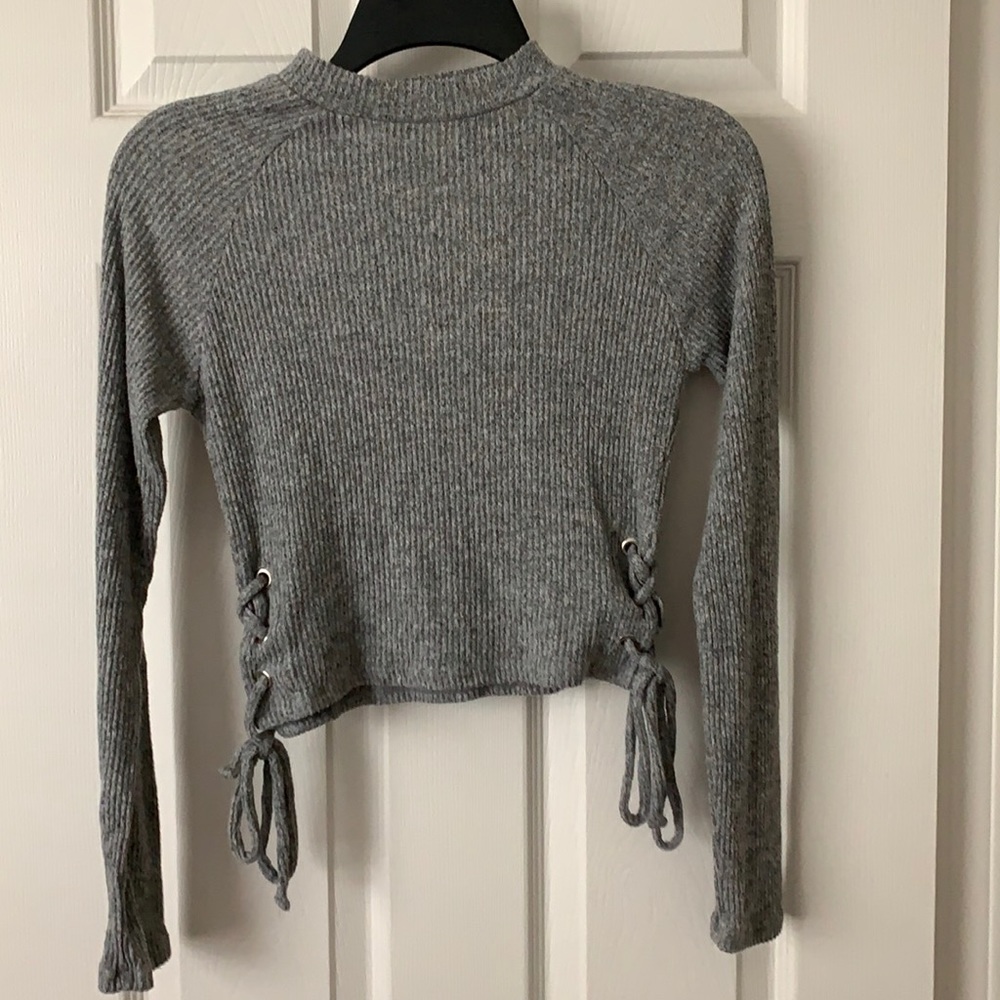 gray crop top